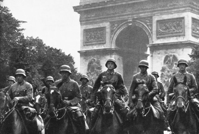 Mannen uit Nedersaksen bij de Arc de Triomphe