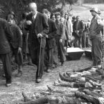 Sudeten-Duitse burgers uit Volary worden door Amerikaanse soldaten gedwongen om langs de lijken van 30 tijdens een dodenmars uitgehongerde Joodse vrouwen te lopen, zodat ze het niet kunnen ontkennen (11 mei 1945).