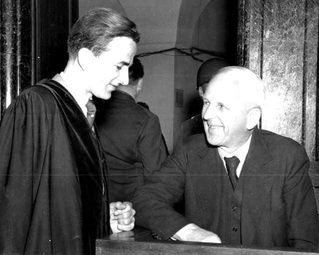 Richard von Weizsäcker met zijn vader Ernst in de tijd dat laatstgenoemde in Neurenberg terecht stond tijdens het Amerikaanse proces tegen o.a. medewerkers van het Duitse ministerie van Buitenlandse Zaken. (Bron: US Army / Publiek Domein)