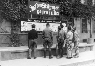 Antisemitische propaganda in Worms, Duitsland, 1933. Bundesarchiv, Bild 133-075 / CC-BY-SA 3.0