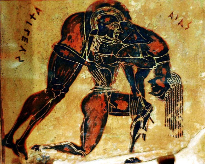 Ajax, die uiteindelijk ook zelfmoord zou plegen, draagt het lichaam van zijn vriend Achilles weg van het slagveld. Attische vaas (ca. 510 v.C.), teruggevonden in Sicilië. Tegenwoordig bevindt de vaas zich in de Staatliche Antikensammlungen te München. (Bron: Wikimedia Commons)
