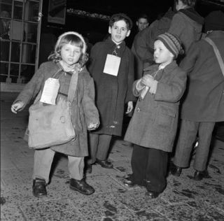 Vluchtelingenkinderen uit Hongarije arriveren per trein te Leiden, februari 1957. Foto: Nationaal Archief