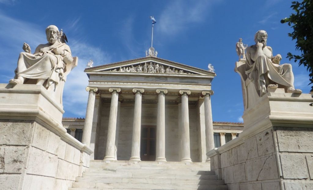 Academie van Athene met de beelden van Socrates en Plato - cc