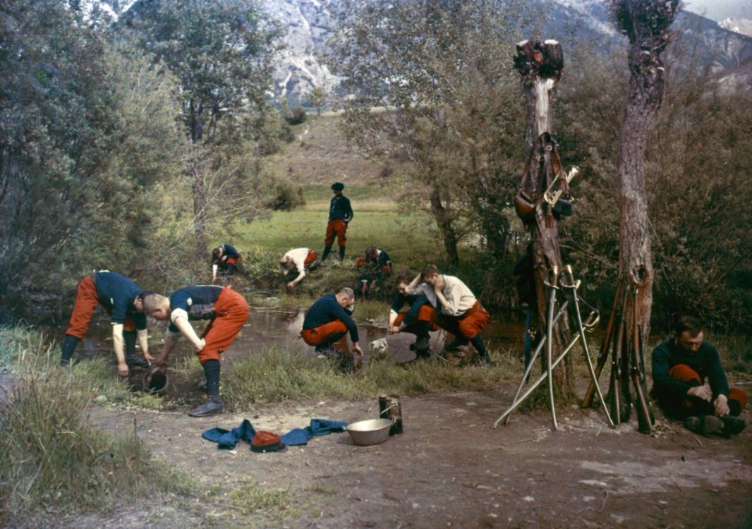 Franse soldaten verfrissen zichzelf bij een beekje, 1914