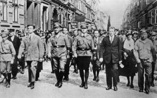 Slachtoffers van de willekeur van de nazi’s: Ernst Thälmann (tweede van links),
met naast hem Etkar André, hier samen tijdens een mars in Hamburg