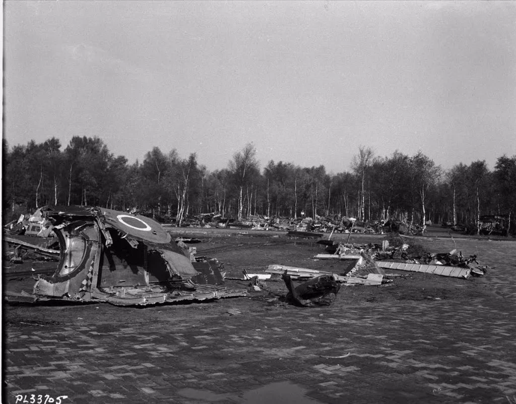  Terrein bezaaid met wrakstukken vliegtuigmateriaal collectie (collectie Canadian Forces Joint Imagery Centre)