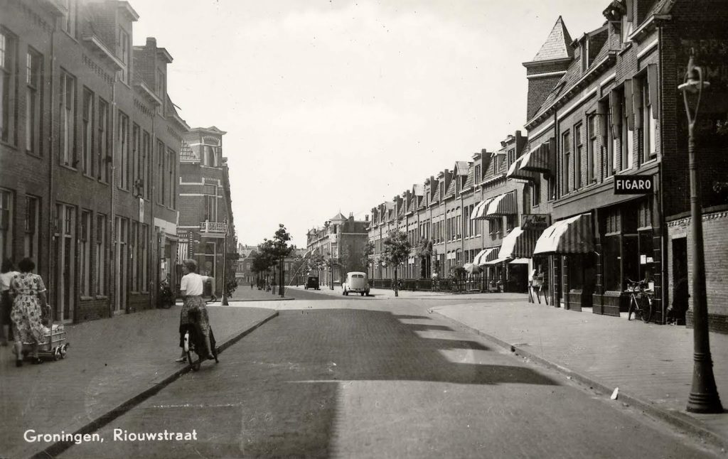 Riouwstraat in westelijke richting, circa 1945-1955. (c) Ansichtkaart, Collectie RHC Groninger Archieven.