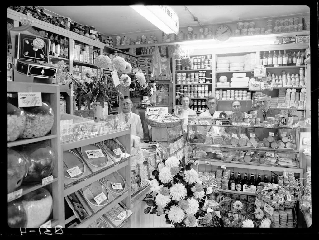 Centra-winkel aan het Borneoplein van het echtpaar Van der Wal, 1956. (c) Fotobedrijf Piet Boonstra, Collectie RHC Groninger Archieven. 