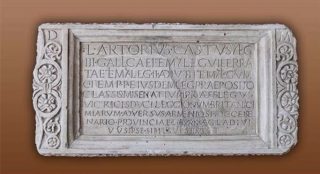 Inscripties op de graftombe van Lucius Artorius Castus. De tombe is teruggevonden in Podstrana, aan de Dalmatische kust in Kroatië. De vertaling van de Latijnse tekst luidt als volgt: ‘Aan de geesten van hen die heengegaan zijn, Lucius Artorius Castus, centurio van het III Legio Gallica, ook centurio van het VI Legio Ferrata, ook centurio van het II Legio Adiutrix, ook centurio van het V Legio Macedonica, ook primus pilus van hetzelfde legioen, praepositus van het classis Misenatium, praefectus van het VI Legio Victrix, dux van de legioenen van cohorten van de cavalerie vanuit Britannia tegen de Armoricanen, procurator centenarius van de provincie Liburnia, met de macht doodstraffen uit te vaardigen, die dit in zijn leven zelf heeft gemaakt voor zichzelf en zijn familie, ligt hier begraven.’ (Bron: http://hotspots.net.hr/en/2014/08/legend-of-king-arthur-lives-in-podstrana/2016).