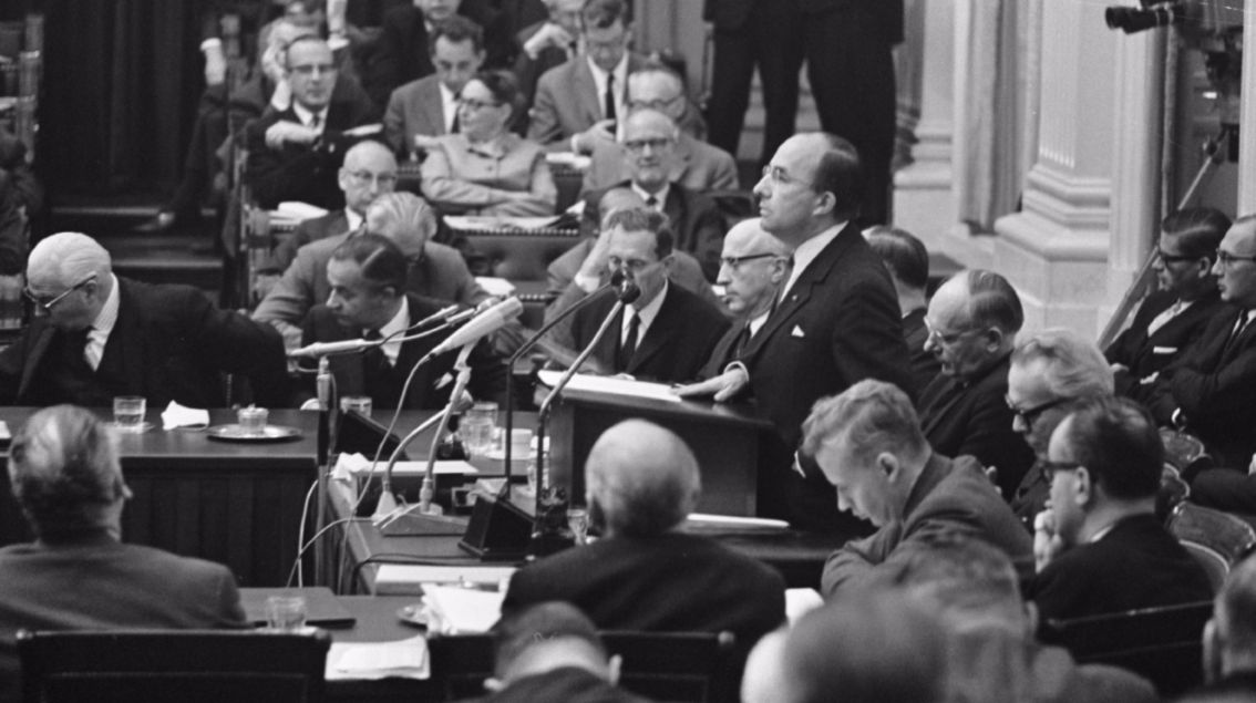 De Nacht van Schmelzer - Premier Jo Cals aan het woord bij de algemene beschouwingen op 13 oktober 1966 (foto: cc - Anefo - Ron Kroon)