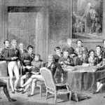 Het Congres van Wenen. De Oostenrijkse voorzitter Metternich staat links voor de stoel. De Franse diplomaat Talleyrand zit rechts met de arm op tafel. Op het schilderij aan de muur is keizer Frans I van Oostenrijk te zien. (Wikipedia - tekening Jean Baptiste Isabey)