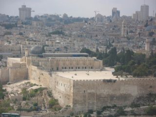 De Tempelberg in Jeruzalem met links de Al-Aqsa-moskee - cc