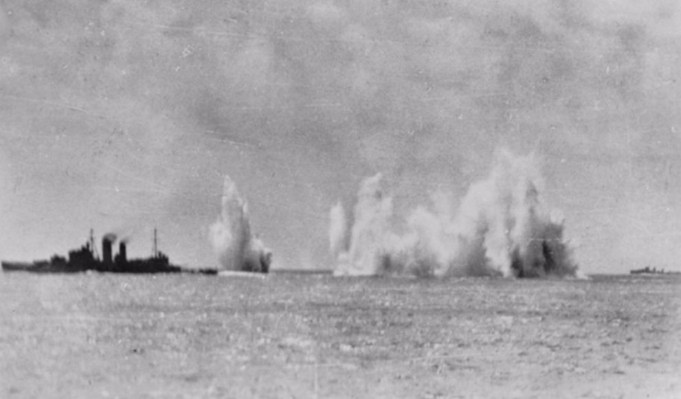 HMS Exeter onder vuur tijdens de Slag in de Javazee