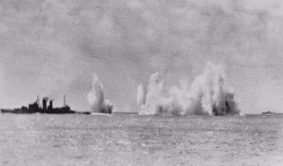 HMS Exeter onder vuur tijdens de Slag in de Javazee