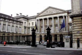 Het gebouw van het Belgische Parlement in Brussel gezien vanaf de Wetstraat - cc