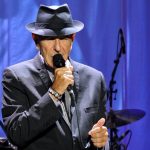 Leonard Cohen tijdens een optreden in Denemarken, 2013 (cc - Takahiro Kyono)