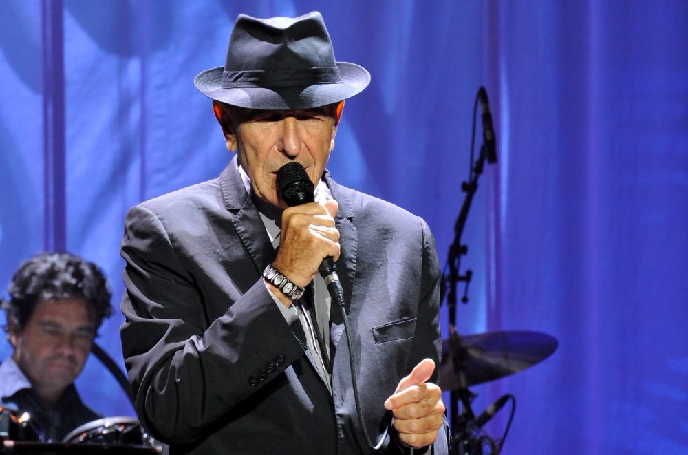 Leonard Cohen tijdens een optreden in Denemarken, 2013 (cc - Takahiro Kyono)