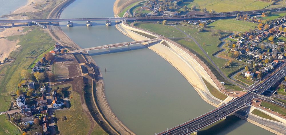 Luchtfoto met links Fort Knodsenburg (Gemeente Nijmegen)