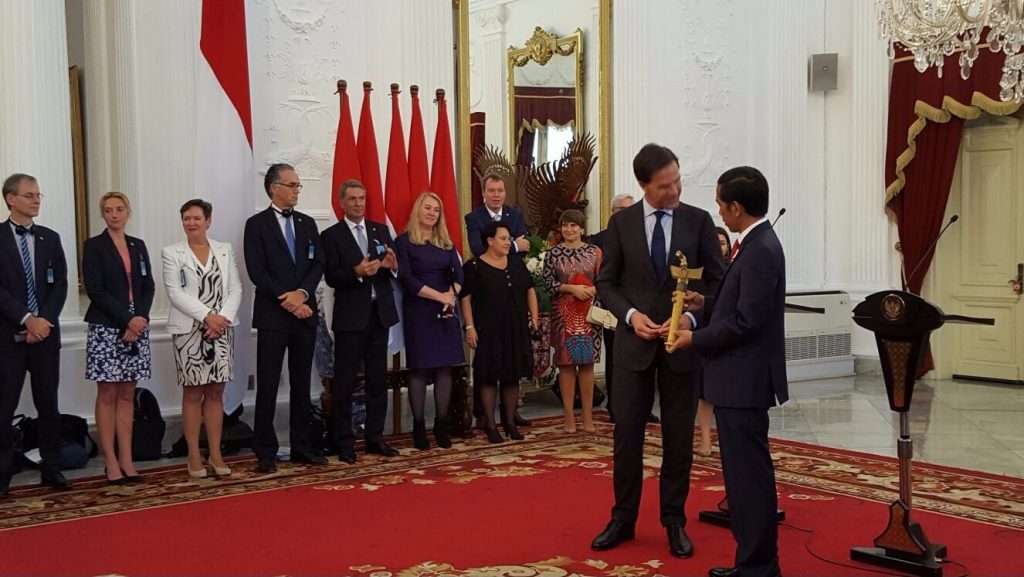 Premier Rutte overhandigt de kris aan de Indonesische president Joko Widodo