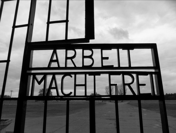 De spreuk ‘Arbeit macht Frei’ (arbeid bevrijdt) op de poort van concentratiekamp Sachsenhausen. (foto: Coen Prenger)