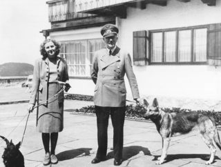 Adolf Hitler en Eva Braun bij de bergresidentie van de Führer, de Berghof op de Obersalzberg. (Bundesarchiv, fotograaf onbekend)