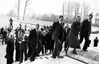 De ministers van het kabinet-Van Agt I en koningin Juliana verlaten de trappen van het bordes van Paleis Soestdijk na het laten maken van de traditionele persfoto's.