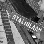 Het bordje Stalinlaan wordt verwijderd (CC0 - Anefo - wiki)