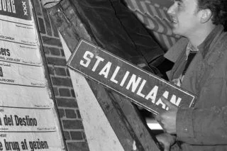 Het bordje Stalinlaan wordt verwijderd (CC0 - Anefo - wiki)