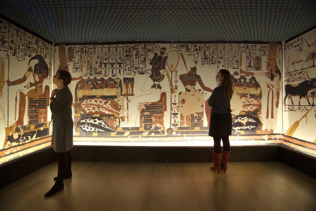 De 1 op 1 nagebouwde grafkamer van Nefertari in het Rijksmuseum van Oudheden. Foto Rob Overmeer.