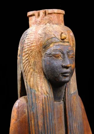 Koningin Ahmose Nefertari werd afgebeeld met een zwart gezicht. Die kleur refereert aan de vruchtbare aarde als bron van nieuw leven.