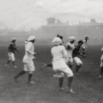 Damesvoetbal in Portsmouth, Engeland, 1917. Tenue: heuplange truien, kniekousen en baretten.