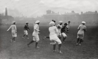 Damesvoetbal in Portsmouth, Engeland, 1917. Tenue: heuplange truien, kniekousen en baretten.