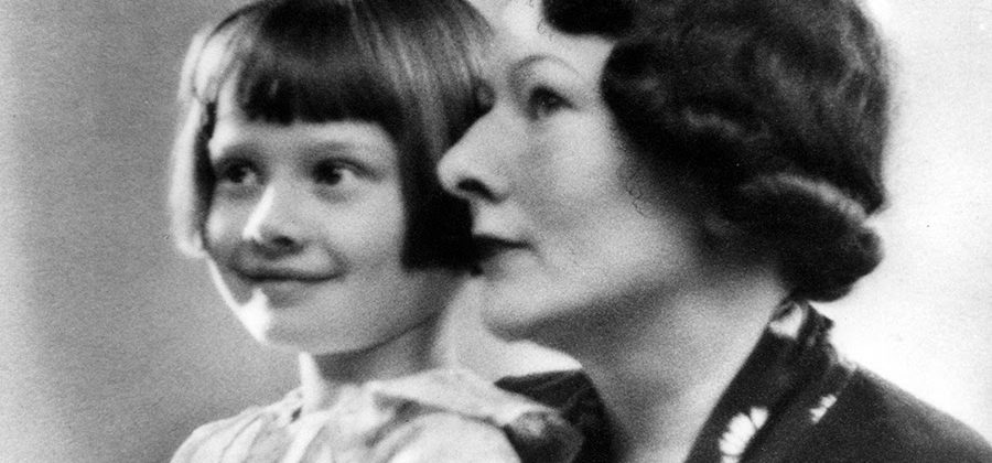Audrey en haar moeder Ella van Heemstra, 1930-1935. AUDREY HEPBURN FAMILY PHOTO COLLECTION: COPYRIGHT © 2016.