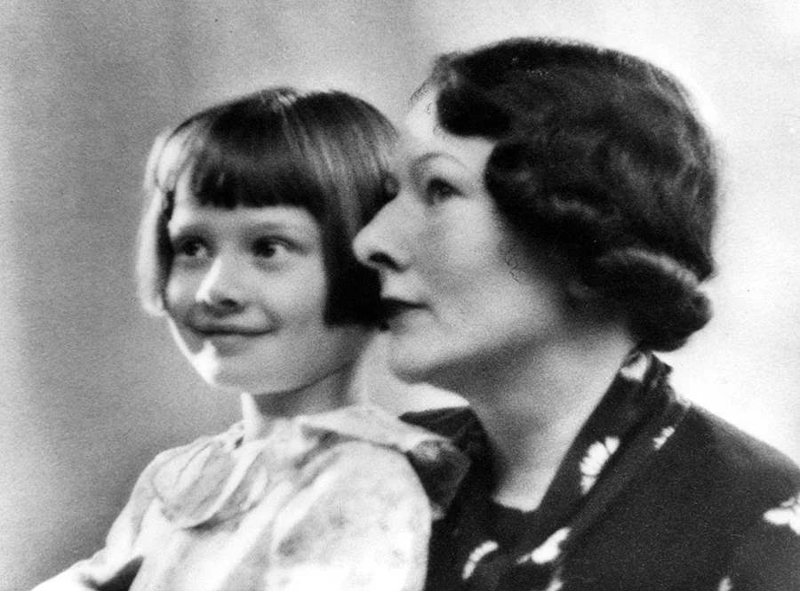 Audrey en haar moeder Ella van Heemstra, 1930-1935. AUDREY HEPBURN FAMILY PHOTO COLLECTION: COPYRIGHT © 2016.