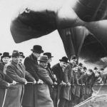 Air Minister Sir Kingsley Wooden parlementsleden laten een sperballon op bij het Kidbrooke Balloon Centre in 1939 (bron: NIOD Beeldbank WO2)