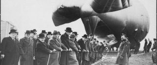 Air Minister Sir Kingsley Wooden parlementsleden laten een sperballon op bij het Kidbrooke Balloon Centre in 1939 (bron: NIOD Beeldbank WO2)