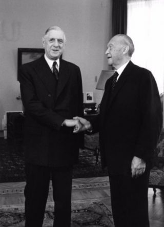 Charles de Gaulle en Konrad Adenauer, 1958 (cc - Bundesarchiv)