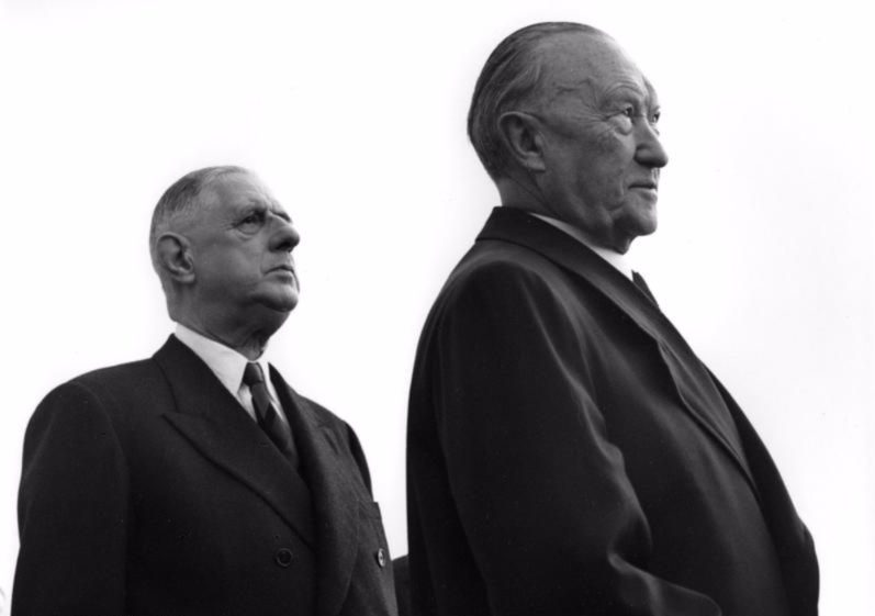 Charles de Gaulle en Konrad Adenauer, 1961 (cc - Bundesarchiv)