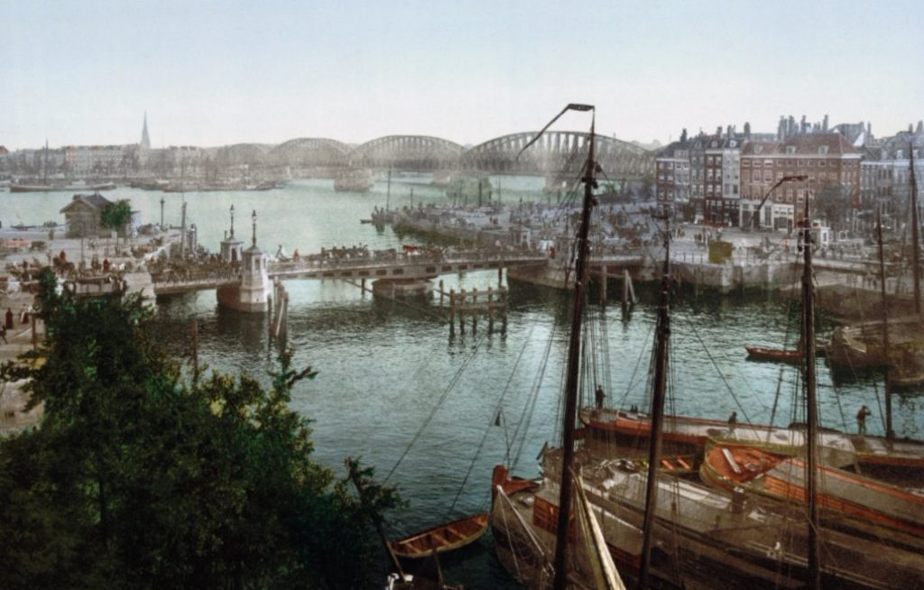 Fotochroomafdruk van de Koningsbrug en de Maasbrug, ca. 1900