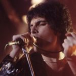 Freddie Mercury tijdens een concert van Queen in New Heaven, 1977