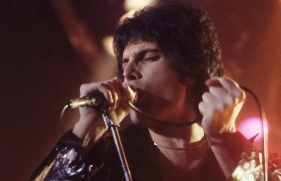 Freddie Mercury tijdens een concert van Queen in New Heaven, 1977