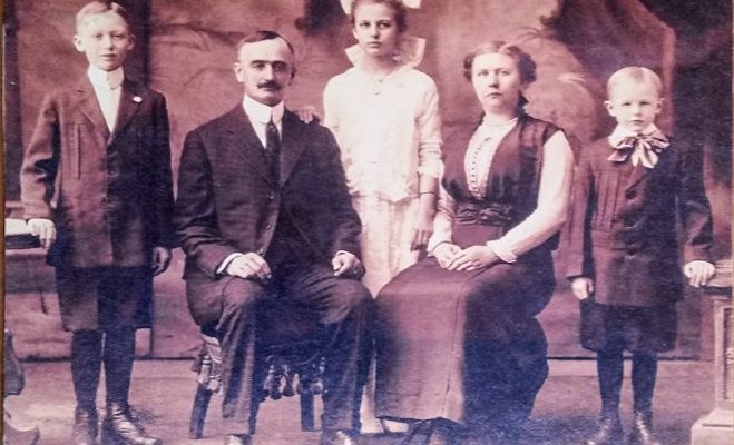 Het gezin van Frederick Trump in 1918, kort voordat hij overleed.