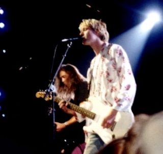 Kurt Cobain tijdens een optreden in 1992 - cc