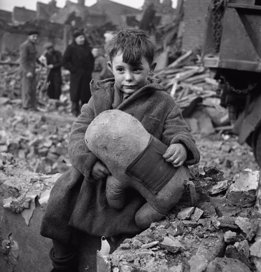 Londens jongetje dat het slachtoffer werd van een V-aanval op Londen in 1945