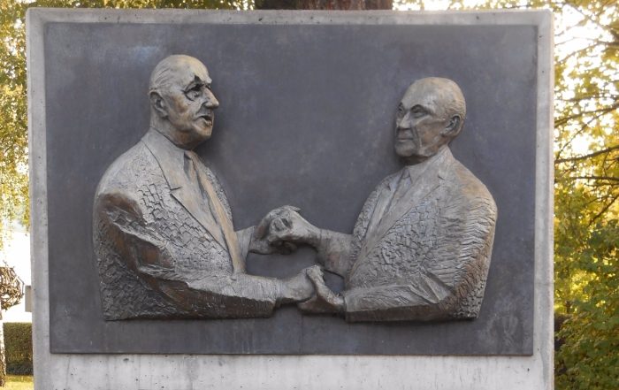Plaquette in Berlijn die de toenadering tussen De Gaulle en Adenauer verbeeldt - cc