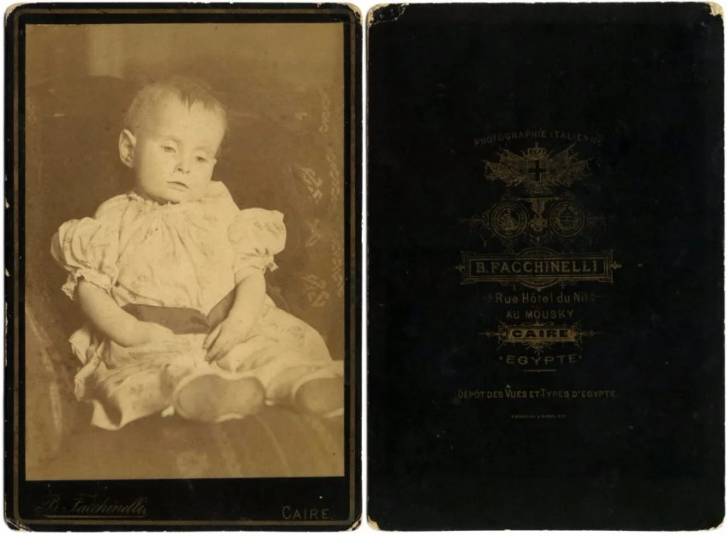 Postmortale foto van een overleden baby (19e eeuw)