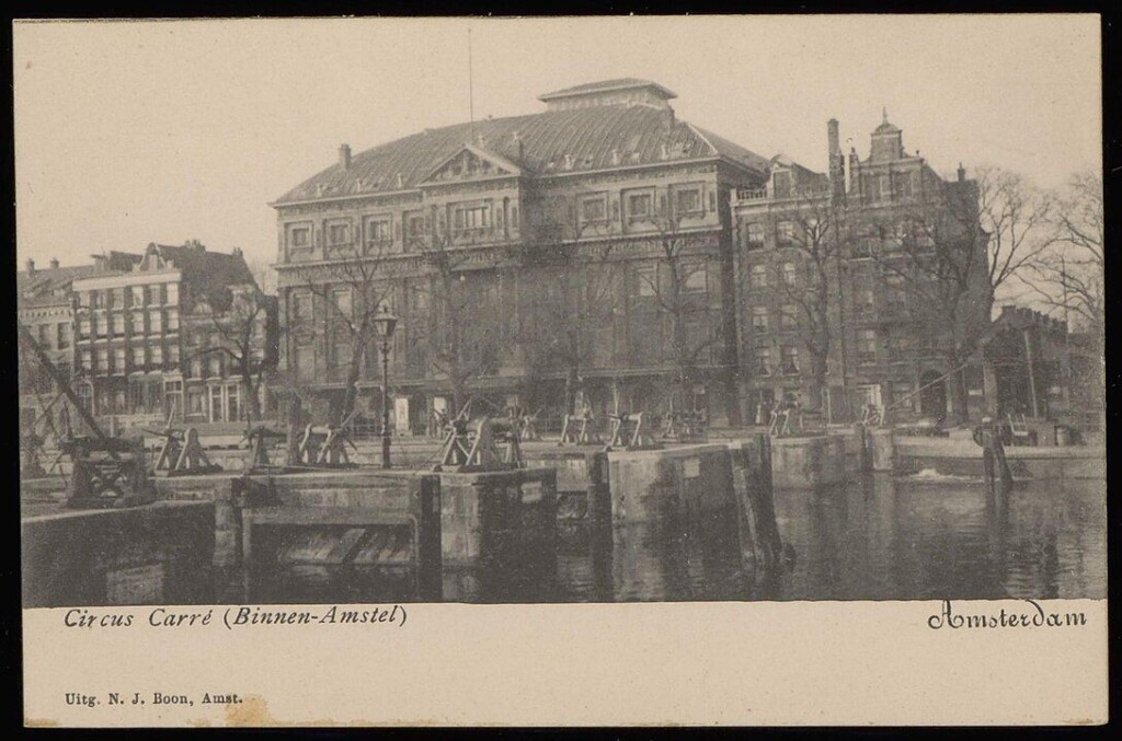 De Amstelsluizen met op de achtergrond Circus Carré, circa 1900