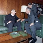 Charles de Gaulle en Lynbdon B. Johnson (r.), 1963