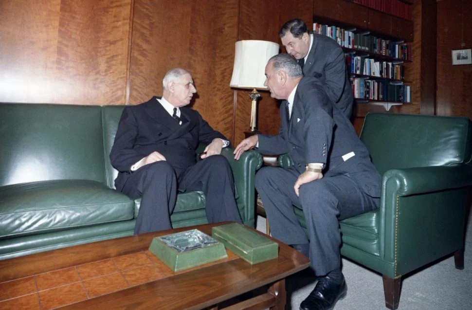 Charles de Gaulle en Lynbdon B. Johnson (r.), 1963