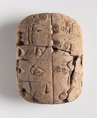 Deze 6 cm grote ruim 5000 jaar oude kleitafel, met inscripties over voedsel, werd gevonden in Zuid-Mesopotamië, het huidige Irak. © Kunst- und Ausstellungshalle der Bundesrepublik Deutschland GmbH